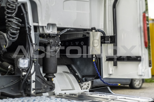 Water tank under cab with flexible tube | Volvo FH AERO